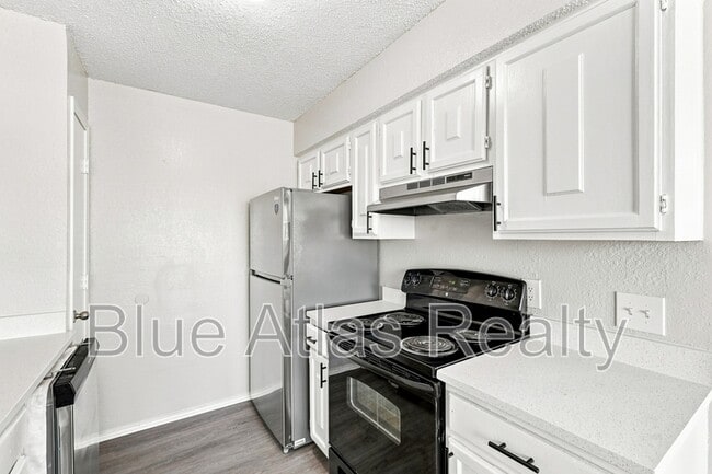 Building Photo - 8133 Foxfire Ln