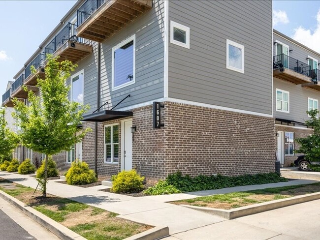 Building Photo - Flexible Lease Lengths! Furnished Southside Townhome