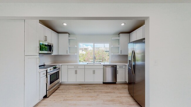 Building Photo - Fully renovated 4 Bedroom / 3 Bathroom hom...