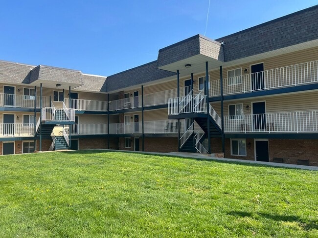 Building Photo - Large 2BR/1.5 bath apartment!