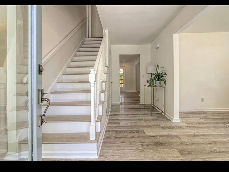 Primary Photo - 4350 Waterview Cir