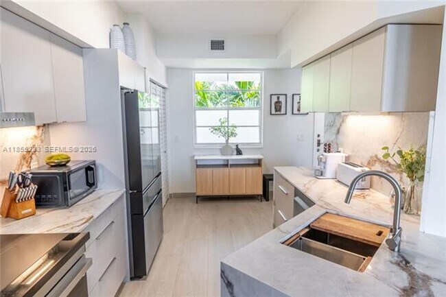 Building Photo - 3255 NE 184th St