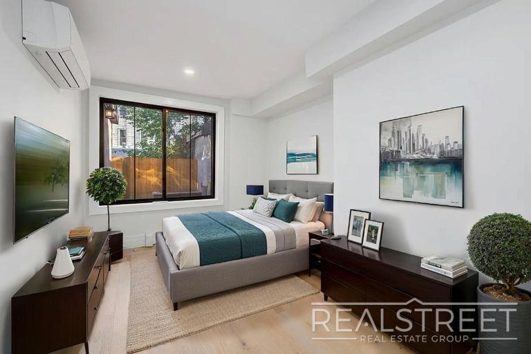 Building Photo - Stunning Spacious 2 Bed Garden Apt!