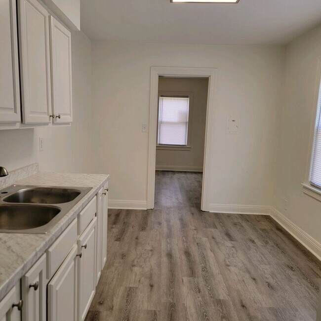 Building Photo - 1018 Berry Blvd