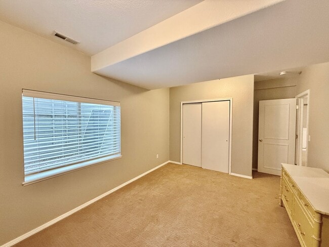 Building Photo - Stunning 4-Bedroom Home with Loft and Fini...