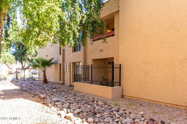 Building Photo - 3131 W Cochise Dr