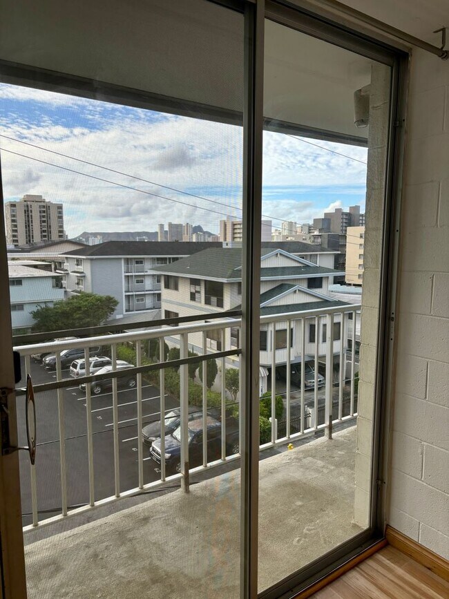 Building Photo - Unfurnished 2 bd, 1 bath 4 floor walk-up w...