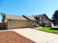 Building Photo - Tri-Level 3 Bedroom 2 Bath Large Backyard ...