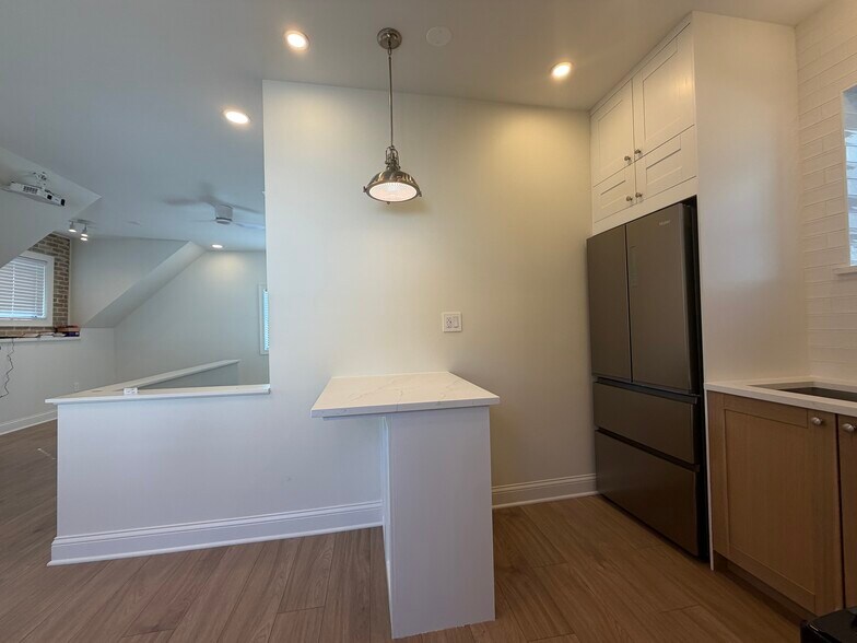 Building Photo - 5016 N Lawndale Ave