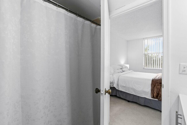 Building Photo - 14623 Bonaire Blvd