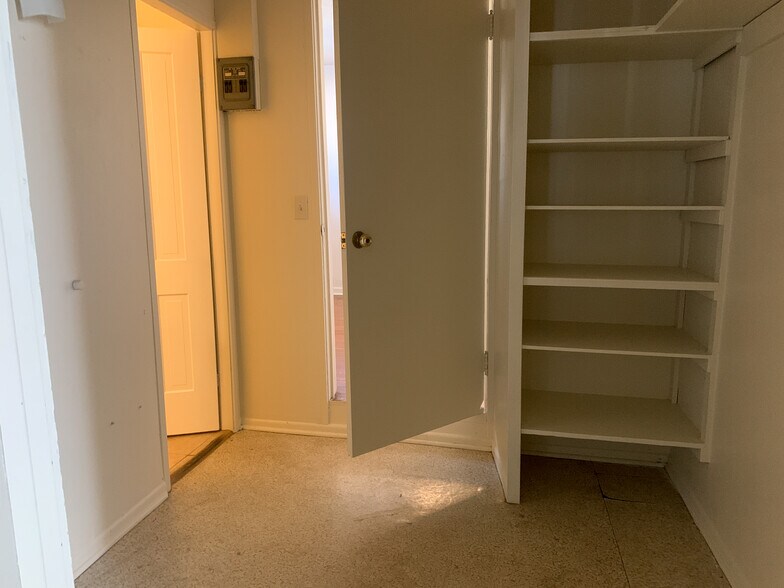 Building Photo - 832 S Maple Ave