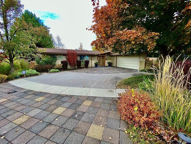 Building Photo - Stunning, 4 Bedroom, 3500 Square Foot, Highland's Home in Boise's North End