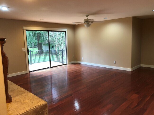 Building Photo - Large Family home