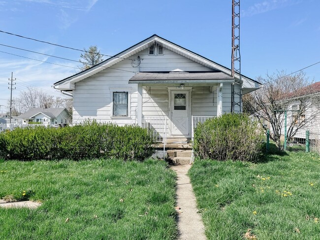 Building Photo - 2 Bedroom Home, Fenced in Backyard + Garage! Available Now!