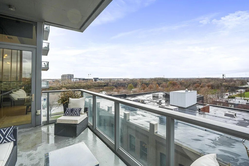 River View - 300 W Spring St