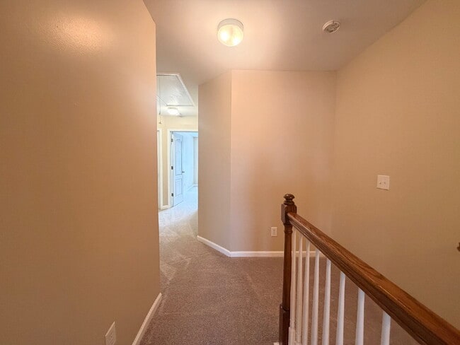 Building Photo - Large Three Bedroom Townhouse! New Carpet & Paint!