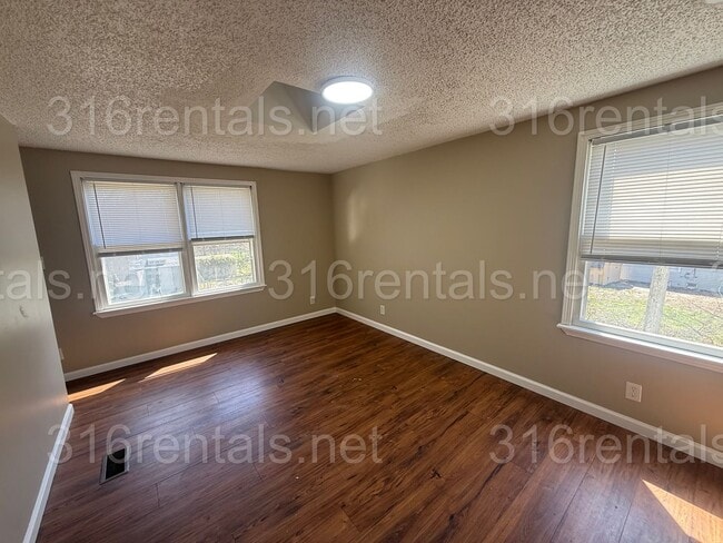 Building Photo - $1445 - 4 bedroom/ 2 bathroom - Single Family Home
