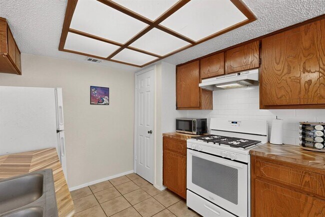 Building Photo - 1602 Waterloo Tr
