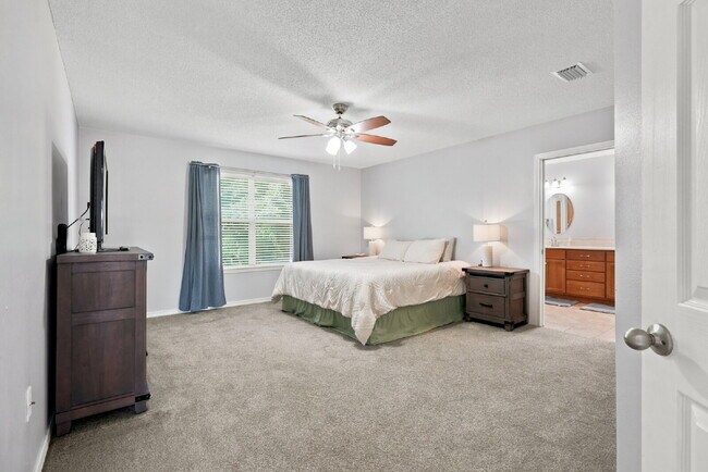 Building Photo - "Charming Pet Friendly 4-Bed Oasis in South Crestview with $500.00 Off First Full Months Rent!"
