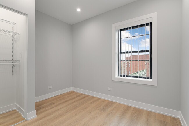 Building Photo - 1556 W Juneway Terrace