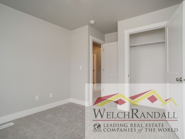 Building Photo - 3 Bed 2.5 Bath Beautiful Townhome in West ...