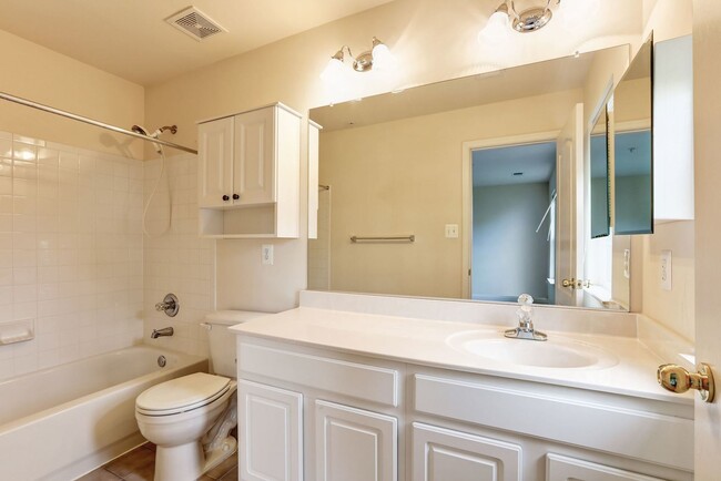 Building Photo - 3 Bed 3.5 Bath - Silver Spring Townhouse -...