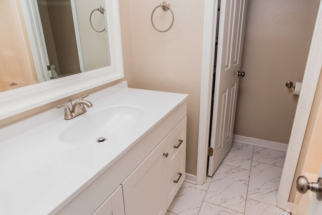 Building Photo - 3 Bedroom 2 Bath End Unit!