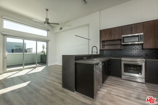 Building Photo - 950 S Fairfax Ave