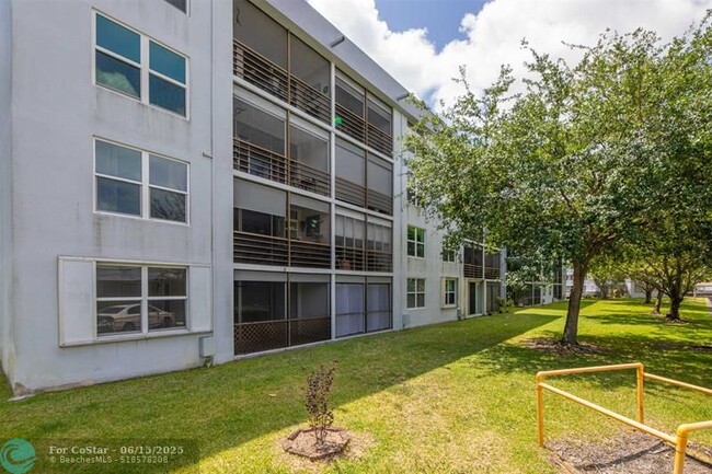 Building Photo - 113 Royal Pk Dr