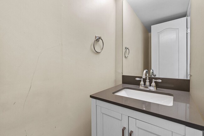 Building Photo - Charming 3-Bedroom Townhome in Virginia Beach.