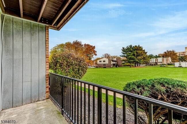 Building Photo - 807 Eves Dr