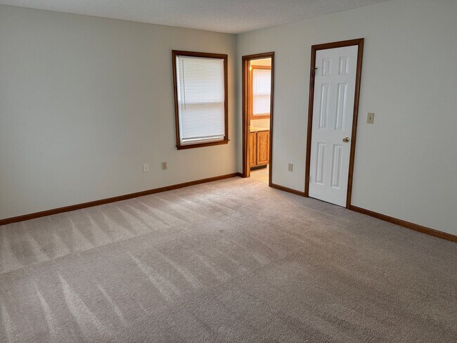 Building Photo - LANDSTOWN MEADOWS