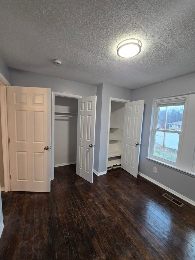 Building Photo - Renovated duplex