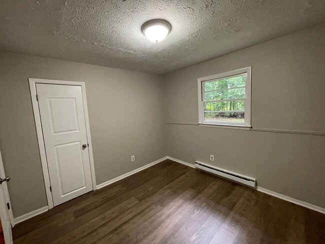 Building Photo - Freshly painted 2 bedroom 1 bath house- Pet Friendly!