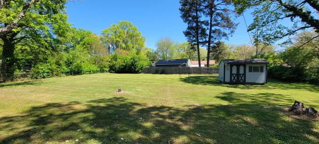 Building Photo - Brick ranch in Southside with large privat...