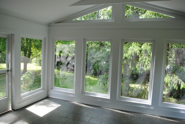Building Photo - 9836 Longwood Cir