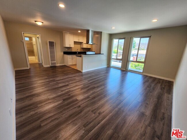 Building Photo - 7925 Vineland Ave