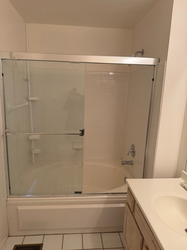 Building Photo - 114 Woodbury Ln