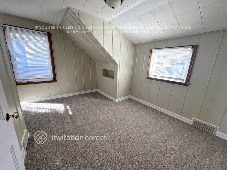 Building Photo - 1923 Arlington Ave E