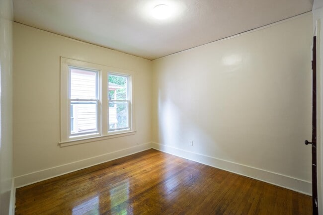 Building Photo - 7/1/26 Bright and Spacious Apartment Close...