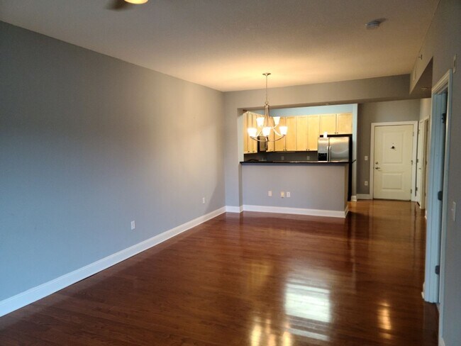 Building Photo - Gorgeous 1 bedroom, 1 bathroom condo in Mo...