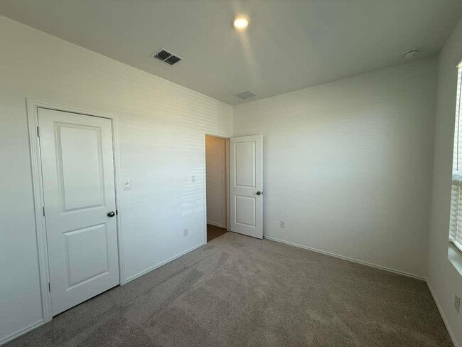 Building Photo - 261 Seven Seas Dr