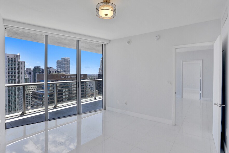 Building Photo - 495 Brickell Ave