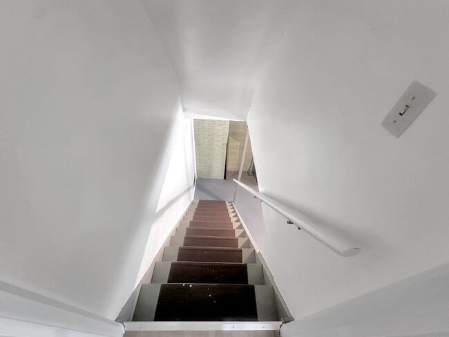 Building Photo - 28 Ridgewood St