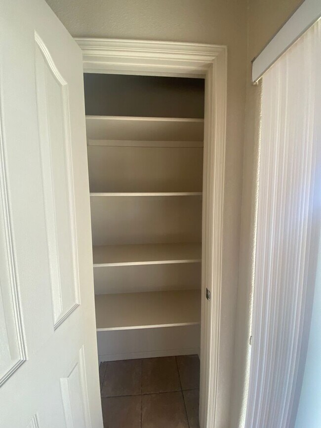 Building Photo - 4 Bedroom, 2 Bathroom House Available Now!