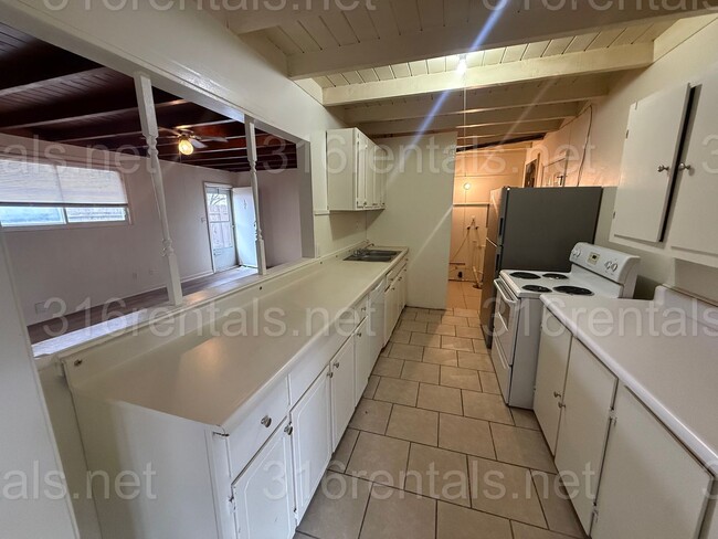 Building Photo - $1195 - 3 bed 2 bath - Single Family Home