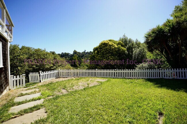 Building Photo - Classic, Modern and Private Home with Fres...
