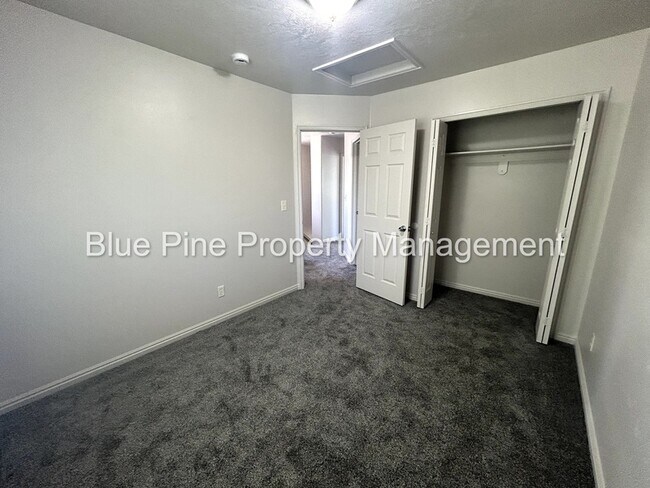Building Photo - 648 E Poplar St