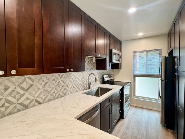 Building Photo - Beautiful Two Story 2Bd 1.5Ba Townhouse Ne...