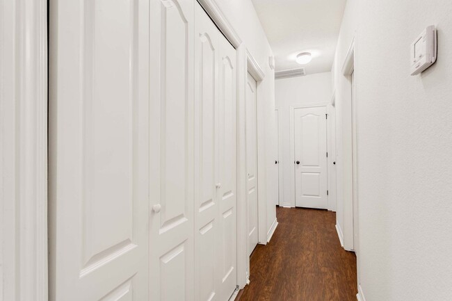 Building Photo - 1/2 OFF FIRST MONTH RENT - 3 bed, 2 bath C...